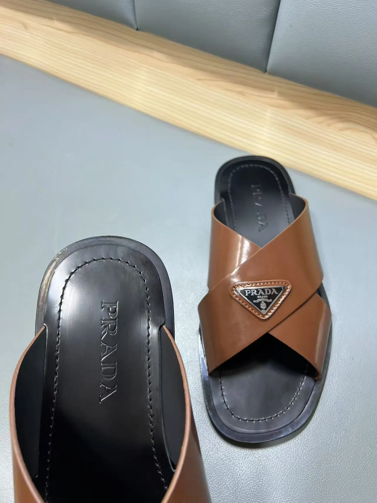 340💰PRADA Prada’s latest slippers are synchronized with the official website. This slipper is made of the brand’s unique and iconic Saffiano leather. The brand logo jumps out from the double straps, and the brand style is clearly visible. Cowhide gives men elegant charm and functional design, making it an ideal choice for vacation and leisure. Size:38-45